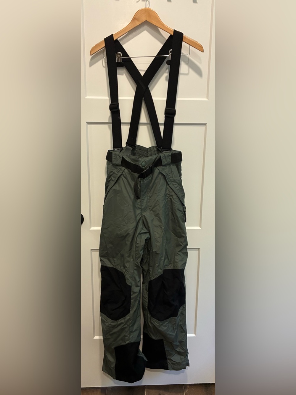 Columbia men’s Olive Green Snow/Ski Pants with Black Suspenders medium active